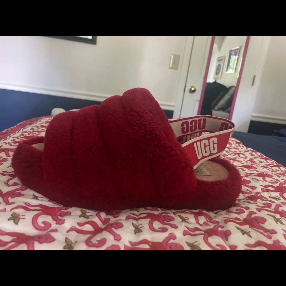 UGG SLIPPERS
